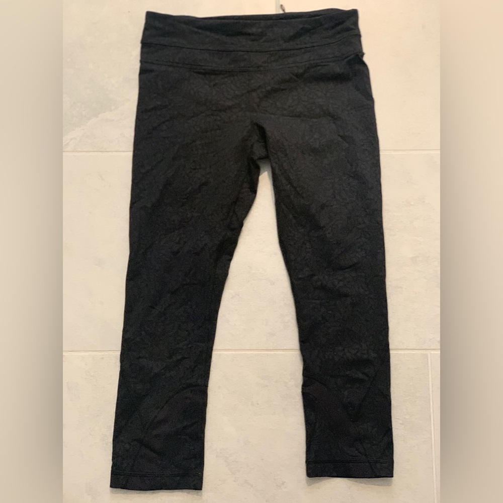 Black cropped Lululemon legging